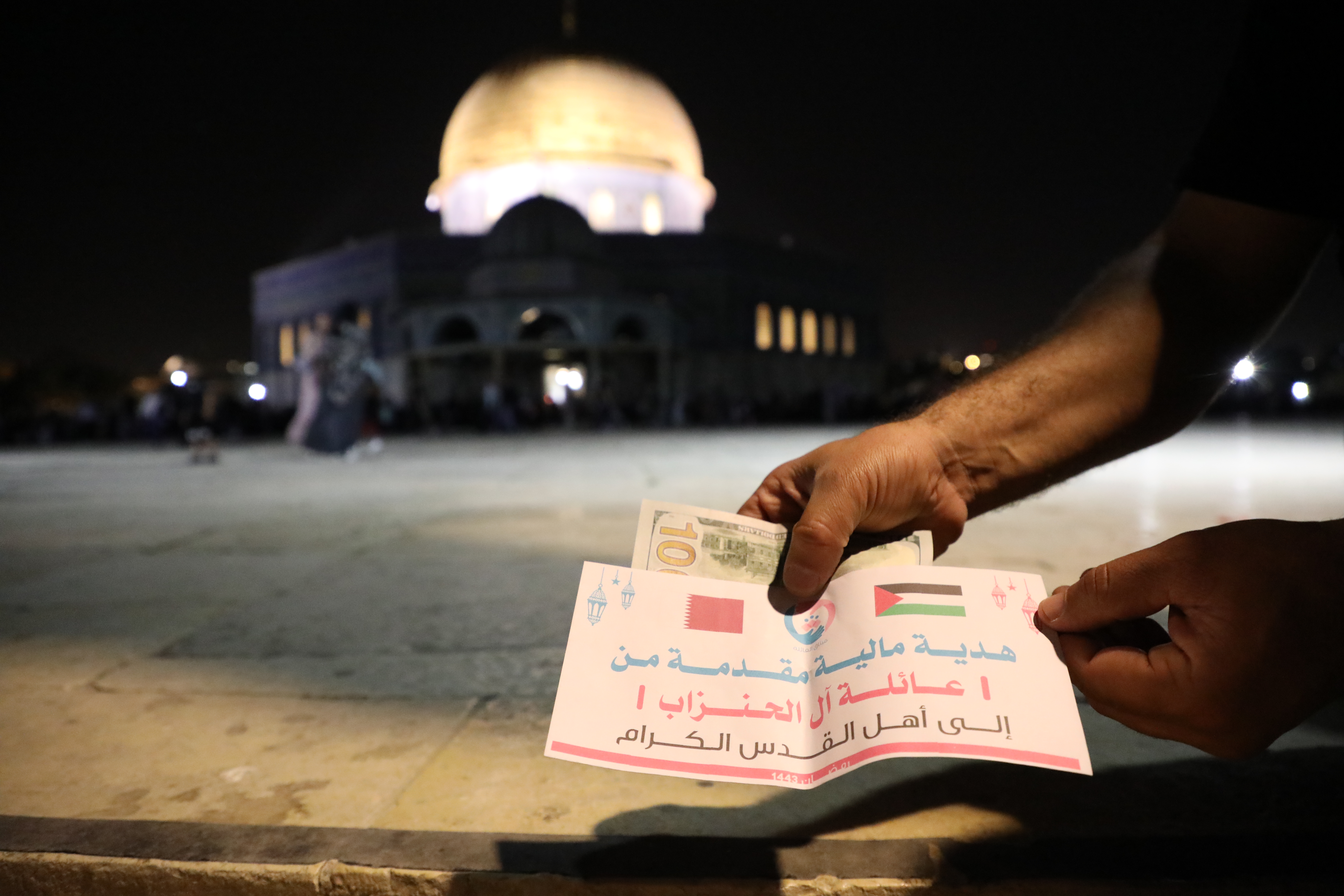 توزيع مبالغ مالية على المرابطين في القدس